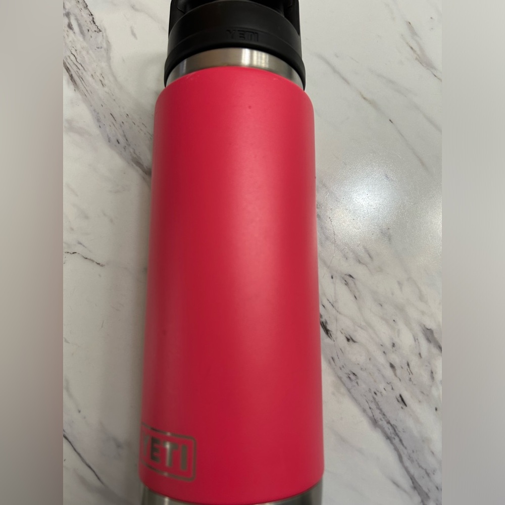 Pink Yeti 769ML water bottle with chug lid